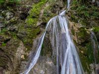 Fächerartiger zweiter Wasserfall mit Gumpe davor